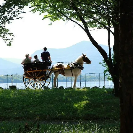 Pensjonat Lake Lodge Guesthouse 4*