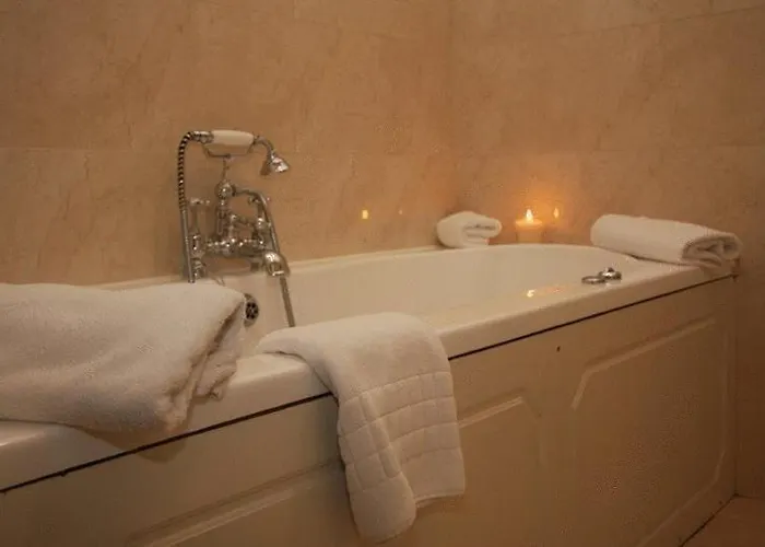 Lake Lodge Guesthouse 4*