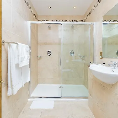 Lake Lodge Guesthouse 4*